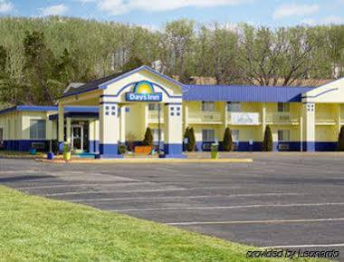 Days Inn By Wyndham Southington Exteriér fotografie