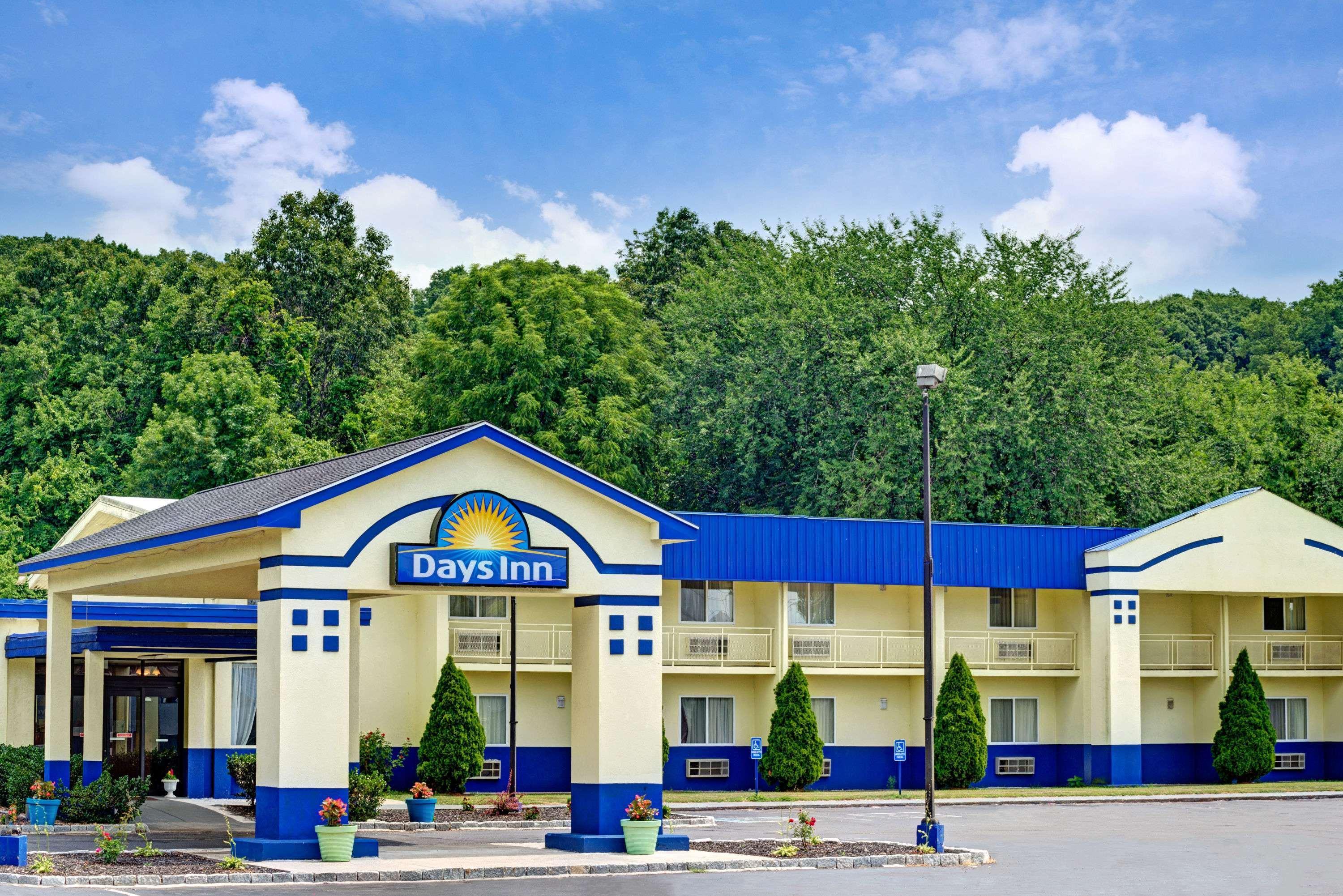 Days Inn By Wyndham Southington Exteriér fotografie