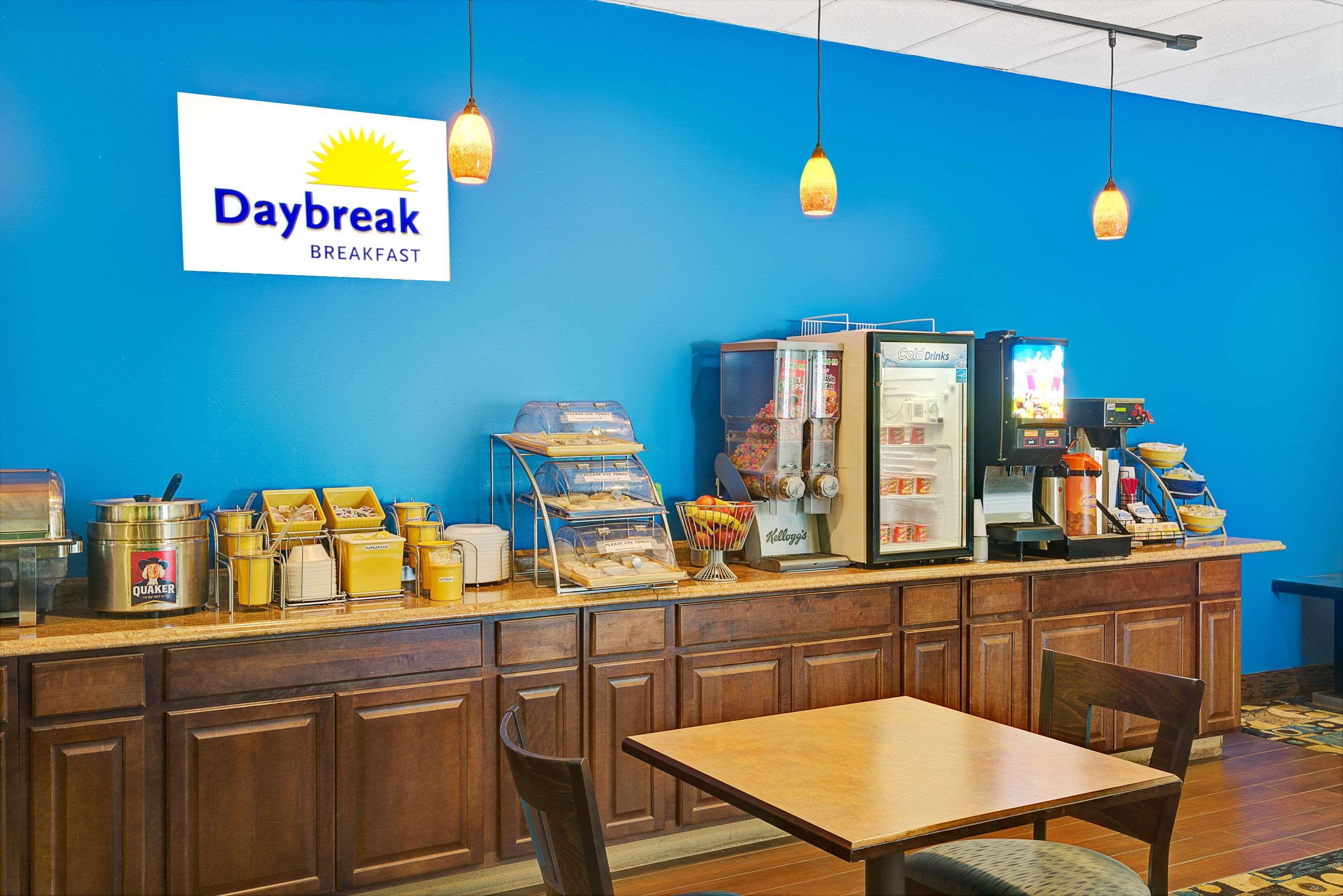 Days Inn By Wyndham Southington Exteriér fotografie