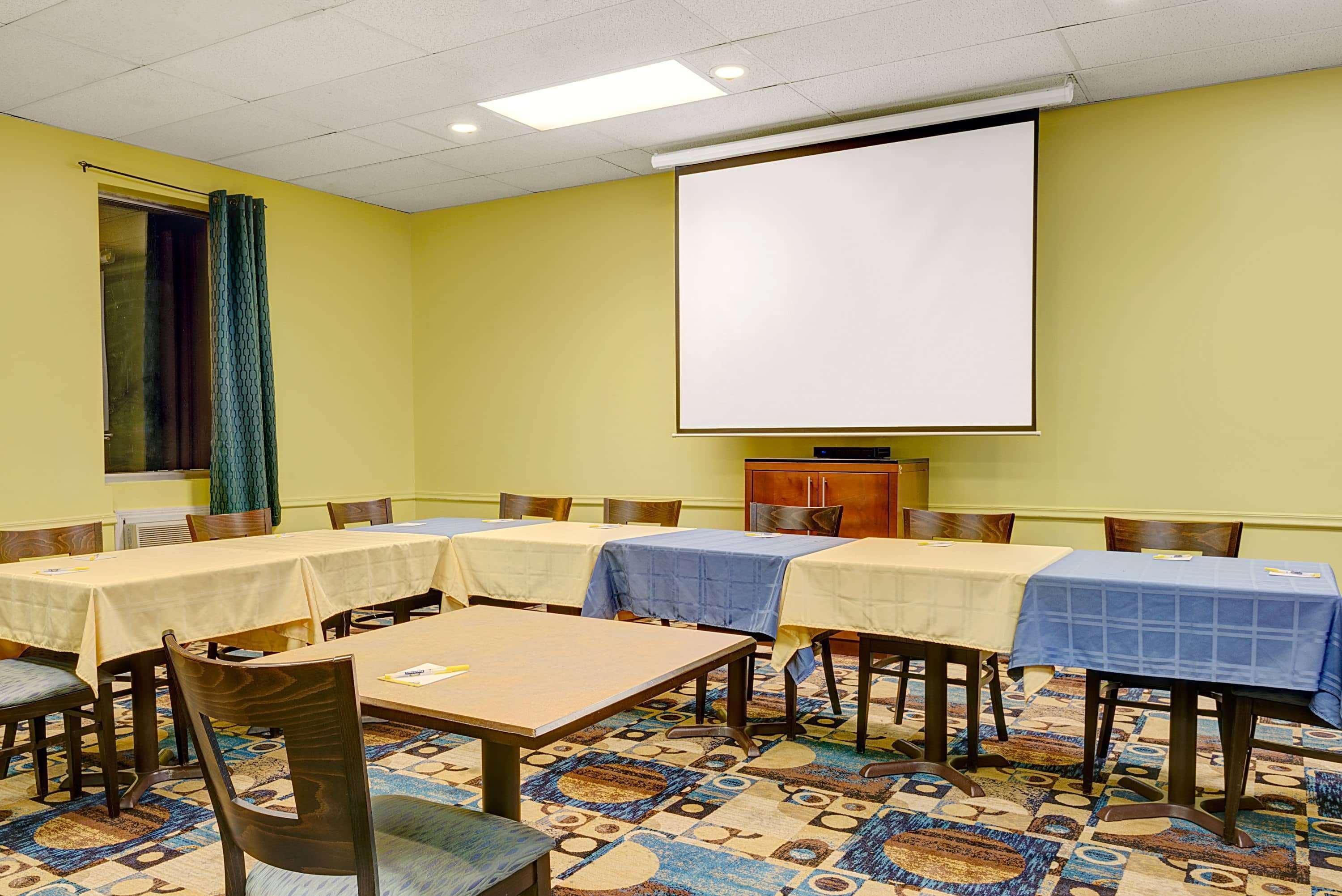 Days Inn By Wyndham Southington Exteriér fotografie